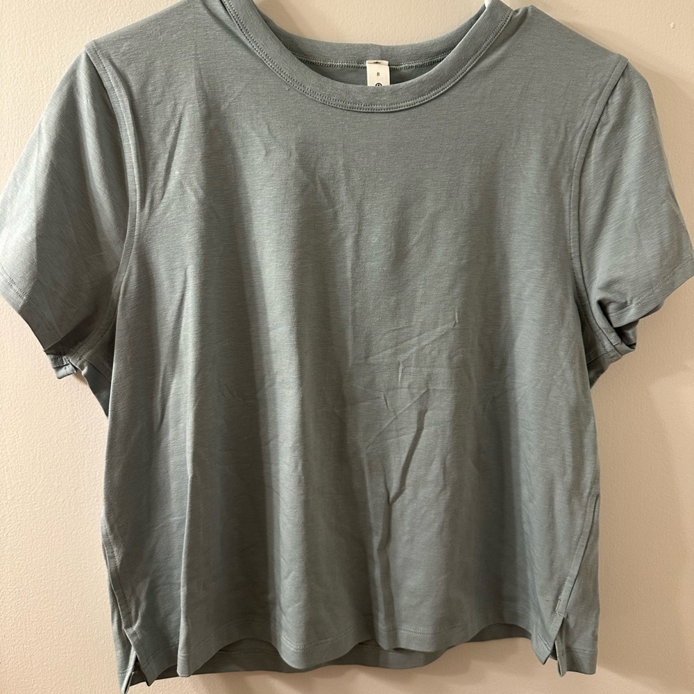LULULEMON TEE